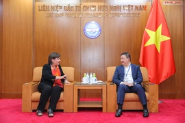 El vicepresidente de VUFO, Nguyen Ngoc Hung, se reúne con Claire Lachance, presidenta y directora ejecutiva de ReSurge International. (Foto: thoidai.com.vn)