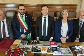 El embajador de Vietnam en Italia, Duong Hai Hung (centro), presenta una colección de libros sobre el Presidente Ho Chi Minh a la Asociación A.P.S. INTRA en Marsciano. (Foto: VNA)