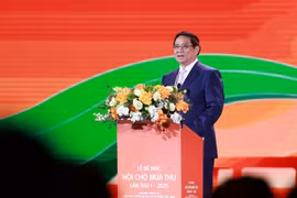 El primer ministro Pham Minh Chinh pronuncia un discurso en la ceremonia de clausura de la Feria de Otoño de 2025. (Foto: VNA)