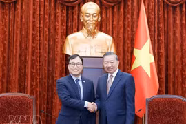 El secretario general del Comité Central del Partido Comunista de Vietnam y presidente del Estado To Lam (derecha) y el embajador saliente de Corea en Vietnam Choi Young-sam. (Foto: VNA)