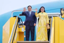El primer ministro Pham Minh Chinh y su esposa llegan al Aeropuerto Arlanda de Estocolmo la tarde del 11 de junio. (Foto: VNA)