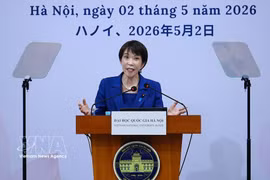 La primera ministra japonesa, Takaichi Sanae, pronuncia un discurso de política en la Universidad Nacional de Hanoi. (Fuente: VNA)