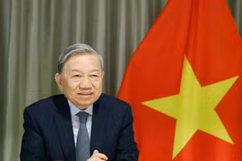 El secretario general del Partido Comunista de Vietnam, To Lam, sostiene conversaciones telefónicas con los senadores Steve Daines y Bill Hagerty. (Foto: VNA)