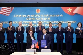 El secretario general del Partido Comunista de Vietnam, To Lam, asiste a la ceremonia de firma del contrato para la adquisición del sistema de terapia de protones contra el cáncer Mevion S250-FIT entre el Hospital General Tam Anh y la empresa Mevion Medical Systems. (Fuente: VNA)