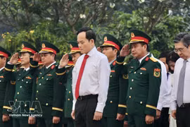 Líderes en Ciudad Ho Chi Minh rinden homenaje a los héroes que murieron por la Patria. (Foto: VNA)