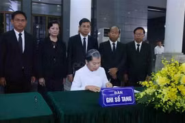 Men Sam An, vicepresidenta del Partido Popular de Camboya, presidenta del Consejo Nacional del Frente de Solidaridad para el Desarrollo de la Patria Camboyana y presidenta de la Asociación de Amistad Camboya-Vietnam, escribe en el libro de condolencias del expresidente estatal Tran Duc Luong. (Foto: VNA)