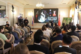En el acto inaugural de la exposición. (Fuente: VNA)