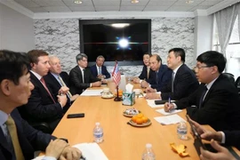 El ministro de Industria y Comercio, Nguyen Hong Dien, mantiene una reunión de trabajo con Jeffrey Perlman, director ejecutivo del Fondo de Inversión Warburg Pincus y presidente del Consejo Empresarial Estados Unidos-ASEAN (USABC). (Foto: VNA)