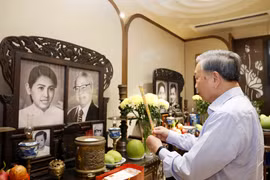 El secretario general del Partido Comunista de Vietnam (PCV) y presidente del país, To Lam, ofrece incienso en memoria del primer ministro Vo Van Kiet. (Foto: VNA)