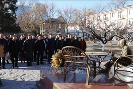 Los delegados ofrecieron flores para rendir homenaje al Presidente Ho Chi Minh. (Fuente: VNA)