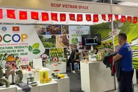 Muestran productos típicos OCOP vietnamitas en el mercado europeo. (Foto: Vietnam+)