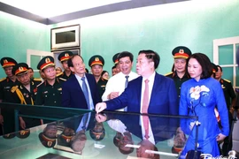 Los funcionarios visitan la Casa y el Túnel D67, un sitio de gran importancia histórica de la era Ho Chi Minh. (Foto: daidoanket.vn)