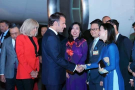 El presidente francés, Emmanuel Macron, y su espoa, son recibidos en el Aeropuerto Internacional de Noi Bai de Hanoi. (Foto: VNA)