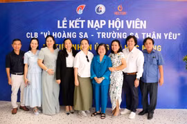 La exvicepresidenta Truong My Hoa se toma una foto de recuerdo con los directivos de la Empresa Lavite. (Fuente: VNA)