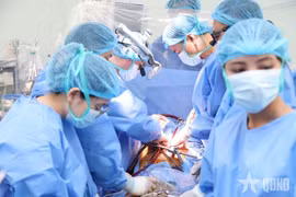 Médicos del 108.º Hospital Militar Central realizan un trasplante de corazón. (Foto: qdnd.vn)