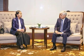 En la reunión entre Do Van Chien (derecha), miembro del Buró Político, secretario del Comité Central del Partido y presidente del Comité Central del Frente de la Patria de Vietnam, y Men Sam An, vicepresidente del Partido Popular de Camboya, presidenta del Consejo Nacional del Frente de Solidaridad para el Desarrollo de la Patria de Camboya (SFDCM) y presidenta de la Asociación de Amistad Camboya-Vietnam. (Foto: VNA)