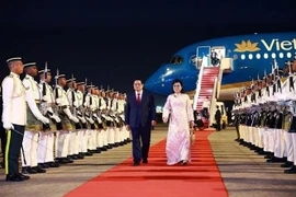 El primer ministro Pham Minh Chinh y su esposa llegan a Malasia la noche del 24 de mayo. (Fuente: VNA)