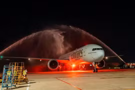 El primer vuelo de Emirates a Da Nang fue recibido con un saludo ceremonial con cañones de agua.