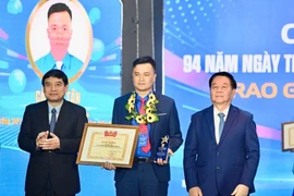 Nguyen Trong Nghia, miembro del Buró Político, secretario del Comité Central del Partido Comunista y jefe de su Comisión de Información, Educación y Movilización de Masas (derecha), y Nguyen Dac Vinh, presidente de la Comisión de Cultura y Educación de la Asamblea Nacional, entregan el Premio Ly Tu Trong. (Foto: Comité Central de la Unión de Jóvenes Comunistas Ho Chi Minh)