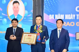 Nguyen Trong Nghia, miembro del Buró Político, secretario del Comité Central del Partido Comunista y jefe de su Comisión de Información, Educación y Movilización de Masas (derecha), y Nguyen Dac Vinh, presidente de la Comisión de Cultura y Educación de la Asamblea Nacional, entregan el Premio Ly Tu Trong. (Foto: Comité Central de la Unión de Jóvenes Comunistas Ho Chi Minh)