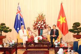 El secretario del Comité del Partido de Ciudad Ho Chi Minh, Tran Luu Quang (der.), se reúne con la gobernadora general de Australia, Sam Mostyn, el 12 de septiembre. (Foto: VNA)