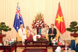 El secretario del Comité del Partido de Ciudad Ho Chi Minh, Tran Luu Quang (der.), se reúne con la gobernadora general de Australia, Sam Mostyn, el 12 de septiembre. (Foto: VNA)