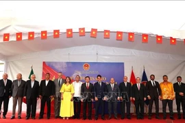 El embajador de Vietnam en México, Nguyen Van Hai, se toma una foto con los invitados a la ceremonia. (Foto: VNA)