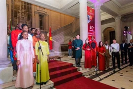 Cantando los himnos nacionales de ambos países durante la celebración. (Foto: VNA)
