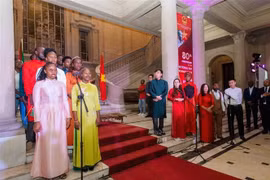 Cantando los himnos nacionales de ambos países durante la celebración. (Foto: VNA)
