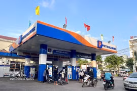 La gente compra combustible en una gasolinera. (Foto: VNA)