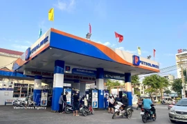 La gente compra combustible en una gasolinera. (Foto: VNA)