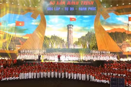 Un gran espectáculo artístico que celebra los 80 años de Independencia, Libertad y Felicidad en Hanoi. (Foto: VNA)