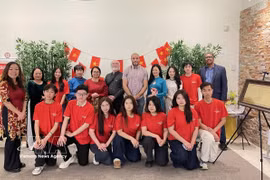 Delegados y miembros del Consejo Cultural y Educativo Canadá-Vietnam (Foto: VNA)
