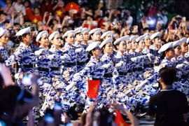 Una formación médica militar pasa por la calle Nguyen Thai Hoc durante un ensayo en Hanoi el 21 de agosto. (Foto: VNA)