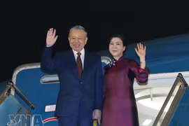 El secretario general del Partido Comunista de Vietnam y presidente de Estado, To Lam, y su esposa Ngo Phuong Ly parten de Hanoi para una visita de estado a China (Foto: VNA)