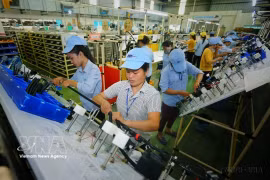 Fabricación de componentes eléctricos y electrónicos en Minda Vietnam Automotive Co., Ltd, una empresa con inversión india ubicada en la provincia de Phu Tho. (Foto de archivo: VNA)