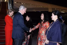 El rey Felipe (izq.) y la reina Matilde de Bélgica fueron recibidos en el Aeropuerto Internacional de Noi Bai el 31 de marzo. (Foto: VNA)