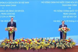 El primer ministro Pham Minh Chinh (der.) y el presidente del Gobierno español, Pedro Sánchez, presiden una rueda de prensa conjunta. (Fuente: VNA)