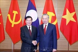 El secretario general del Partido Comunista de Vietnam, To Lam (derecha), y el secretario general del Partido Popular Revolucionario y presidente de Laos, Thongloun Sisoulith, se reunieron durante la visita del líder laosiano a Vietnam. (Foto: VNA)