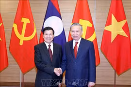 El secretario general del Partido Comunista de Vietnam, To Lam (derecha), y el secretario general del Partido Popular Revolucionario y presidente de Laos, Thongloun Sisoulith, se reunieron durante la visita del líder laosiano a Vietnam. (Foto: VNA)