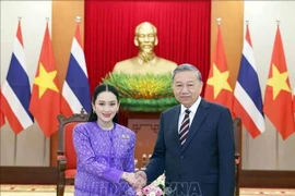 El secretario general del Partido Comunista de Vietnam, To Lam (derecha), recibe a la primera ministra de Tailandia y líder del Partido Pheu Thai, Paetongtarn Shinawatra. (Foto: VNA)