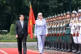 El presidente Luong Cuong (izq.) y la gobernadora general de Australia, Sam Mostyn, pasan revista a la Guardia de Honor del Ejército Popular de Vietnam en la ceremonia de bienvenida en Hanoi, el 10 de septiembre de 2025. (Foto: VNA)