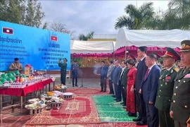 Delegados de Vietnam y Laos observan un minuto de silencio para conmemorar a los heroicos mártires de ambas naciones. (Foto: VNA)