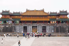 Numerosos turistas visitan la Puerta Ngo Mon de la Ciudadela Imperial de Hue. (Foto: VNA)