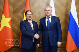 El primer ministro vietnamita, Pham Minh Chinh (izquierda), se reúne con el presidente de la Duma Estatal rusa, Vyacheslav Volodin, en Moscú el 24 de marzo. (Foto: VNA)