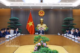 El primer ministro Le Minh Hung mantuvo una conversación telefónica con su homólogo canadiense, Mark Carney, el 21 de julio. (Foto: VNA)