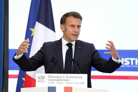 El presidente francés, Emmanuel Macron, conversa con estudiantes y jóvenes intelectuales vietnamitas en la Universidad de Ciencia y Tecnología de Hanói (USTH) el 27 de mayo. (Foto: VNA)