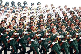 Soldados que representan a las fuerzas de infantería, marina y defensa aérea del Ejército Popular de Vietnam en un desfile (Foto: VNA)