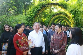 El secretario general del Partido Comunista de Vietnam, To Lam (al frente, en el centro), su esposa, Ngo Phuong Ly (al frente, a la izquierda), y el primer ministro singapurense, Lawrence Wong, recorren el Jardín Botánico de Singapur. (Foto: VNA)