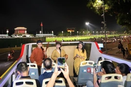 "Xam en el autobús": Melodías antiguas resuenan en las calles del Hanoi moderno
